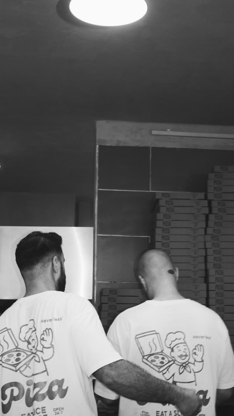 Via.Pizzeria — Team vor Pizzakartons